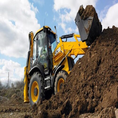 JCB मशीन मिट्टी का बड़ा बांध बनाते हुए